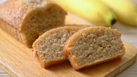 Homemade-banana-bread--or--banana-cake-sliced
