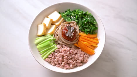 Koreanische-Würzige-Kalte-Nudeln---Bibim-Makguksu-Oder-Bibim-Guksu---Koreanischer-Essensstil
