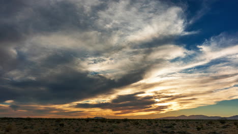 Der-Himmel-Scheint-In-Diesem-Sonnenuntergangszeitraffer-Auf-Die-Mojave-Wüstenlandschaft-Herab