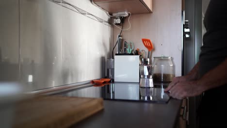 Video-Eines-Mannes,-Der-Eine-Italienische-Kaffeemaschine-Auf-Die-Induktionsküche-Stellt,-Um-Sie-Aufzuwärmen