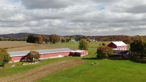 Gallinero-Rojo-Y-Granero-Ubicado-Entre-Tierras-De-Cultivo-Rurales-En-El-Condado-De-Lancaster,-Pennsylvania