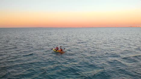 Ein-Paar-Kajaken-über-Den-Wunderschönen-Persischen-Golf-Vor-Der-Küste-Von-Abu-Dhabi-Während-Des-Herrlichen-Sonnenuntergangs