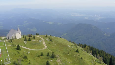 Einsamer-Gipfel-Urslja-Gora-In-Slowenien-Mit-Kirche-St