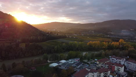 Aufschlussreiche-Sonne-Luftbild-Der-Toskana-Provinz,-Italienische-Landschaft-Grüne-Weinberge-Bedeckte-Hügel-Sonnenuntergang-An-Einem-Bewölkten-Tag