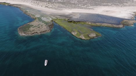 Tierkreisboot,-Das-Auf-Dem-Türkisfarbenen-Meer-In-Der-Nähe-Der-Patagonischen-Küste-Schwimmt---Luftsockelaufnahme
