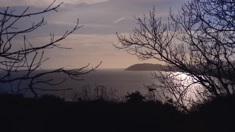 Malerischer-Blick-Auf-Die-Natur-Mit-Ruhigem-Meerwasser-An-Der-Bergkette-Am-Frühen-Morgen-In-Südirland-In-Der-Nähe-Von-Dublin