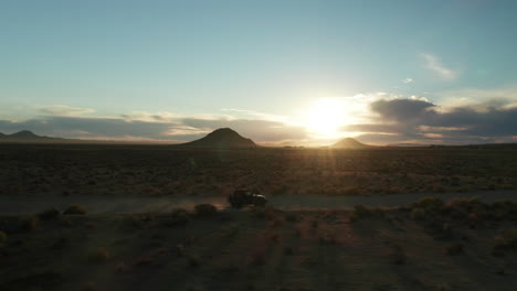 Geländewagen-Abenteuer-Auf-Einem-Staubigen-Pfad-In-Der-Mojave-Wüste-Bei-Sonnenuntergang---Luftseitenansicht