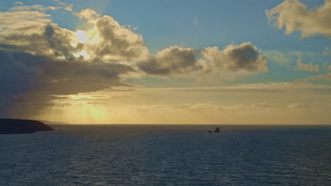 Atemberaubende-Meereslandschaft-Von-Cligga-Head,-Während-Die-Strahlen-Des-Sonnenuntergangs-Die-Wolken-Durchbohren,-Weit