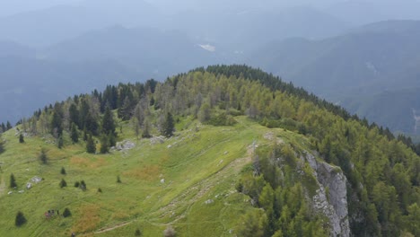 Antena-Sobre-La-Ladera-De-La-Montaña-En-Ursla-Gora-En-Eslovenia