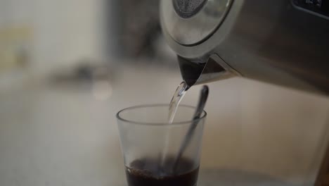 Türkischer-Schwarzer-Kaffee,-Der-In-Glas-Gießt