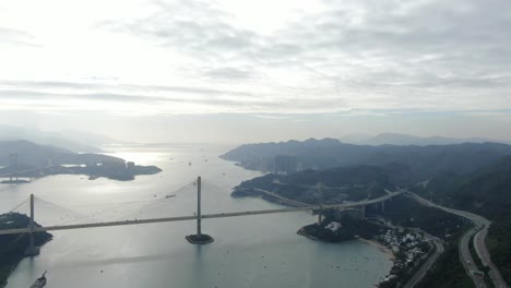 Hong-Kong-Bay-Skyline-Bei-Sonnenuntergang,-Große-Luftaufnahme-In-Großer-Höhe