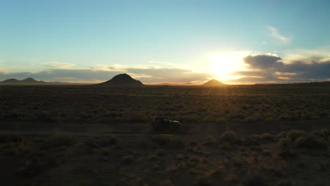 Abenteuerlicher-Spaß-Im-Geländewagen-In-Der-Mojave-Wüste-Bei-Sonnenuntergang---Luftaufnahme