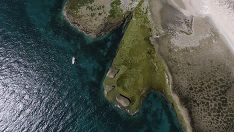 Tierkreisboot,-Das-Auf-Dem-Ruhigen-Meer-Von-Patagonien-Ruht---Zoom-Luftaufnahme