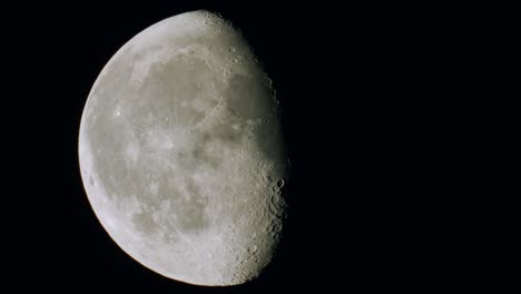 Cierre-De-La-Fase-Lunar-Gibosa-Menguante-Con-Cráteres-Y-Terminador