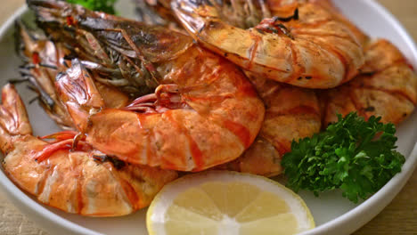 grilled-tiger-prawns-or-shrimps-with-lemon