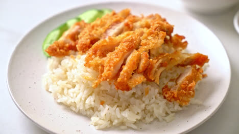 Arroz-Con-Pollo-Hainanés-Con-Pollo-Frito-O-Arroz-Con-Sopa-De-Pollo-Al-Vapor-Con-Pollo-Frito---Estilo-De-Comida-Asiática