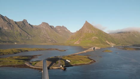 Puentes-Fredvang-Que-Conectan-La-Pequeña-Cadena-De-Islas-En-El-Archipiélago-De-Lofoten,-Nordland,-Noruega---Toma-Aérea-Amplia
