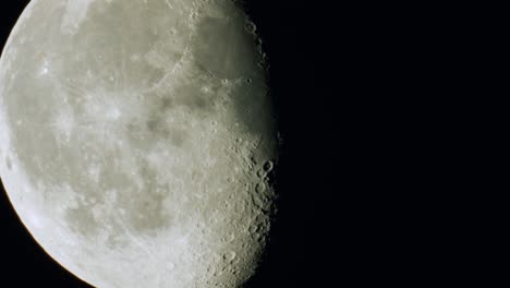 Mondphase-Nahaufnahme-Abnehmender-Gibbous-Mit-Kratern-Und-Terminator