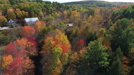 Luftaufnahme-Des-Lebendigen-Herbstwaldblattes,-Des-Baches-Und-Der-Landhäuser,-Maine-Usa-Bunte-Märchenlandschaft,-Drohnenaufnahme