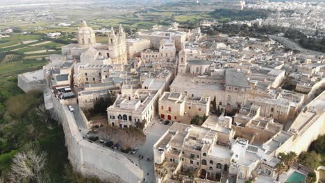 4k-drohnenaufnahmen-Aus-Der-Luft,-Die-Den-Horizont-über-Einer-Befestigten-Stadt-Auf-Der-Insel-Malta-Im-Mittelmeer-Schwenken