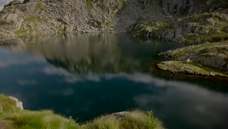 Reflejo-Escénico-De-Montañas-Y-Nubes-En-Un-Pequeño-Lago-En-Italia