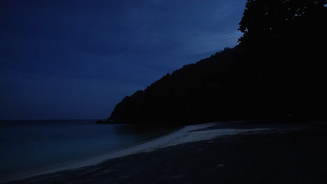 Spät-In-Der-Nacht-An-Einem-Weißen-Sandstrand,-Aufgenommen-Am-Schildkrötenniststrand-Der-Perhentian-inseln-In-Malaysia