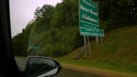 Car-passes-the-welcome-sign-to-Alabama