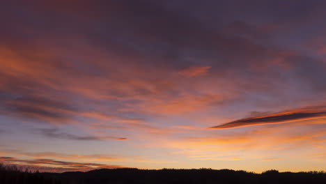 Leuchtende-Sonnenuntergangswolken-Mit-Goldenen,-Rosa-Und-Violetten-Farben,-Zeitraffer-Wolkenlandschaft