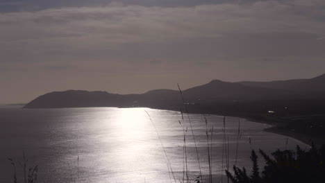 Sonnenlichtreflexion-Auf-Einem-Ruhigen-Ozeanwasser-Am-Küstental-Während-Des-Sonnenuntergangs-In-Südirland-In-Der-Nähe-Von-Dublin