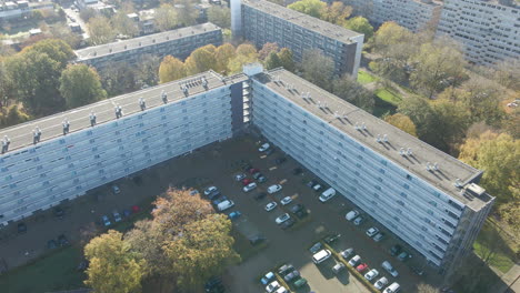 Ausleger-Einer-Sozialwohnung-Mit-Belebtem-Parkplatz-Im-Herbst