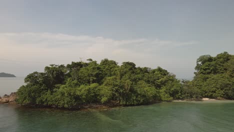 Luftdrohne-Nach-Rechts-Bewegende-LKW-Aufnahme-Einer-Kleinen-Verlassenen-Tropischen-Insel,-Koh-Sawan,-In-Südostasien