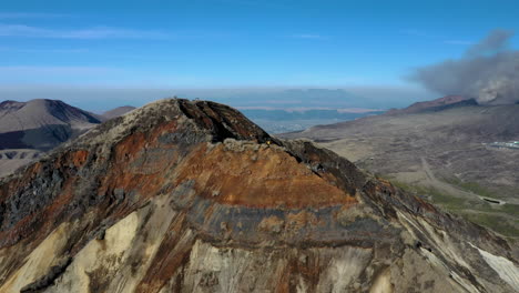 Gran-Tiro-De-Dron-Giratorio-De-La-Cordillera-Cerca-Del-Monte-Del-Volcán-Aso