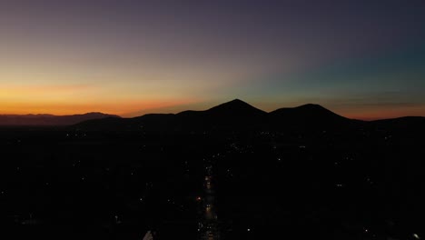 Sonnenuntergang-über-Texcoco-Im-November-Mit-Silhouetten-Von-Bergen