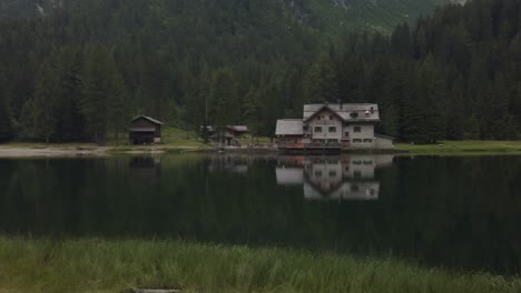 Spiegelbild-Des-Hauses-Im-See-In-Italien