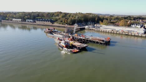 Barcos-De-Trabajo-En-El-Río-Medway-Kent-Amarrados-En-El-Embarcadero