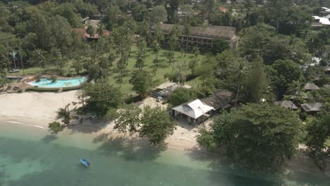 Luftdrohnenaufnahme-Eines-Leeren,-Verlassenen-Tropischen-Strandurlaubsorts-In-Thailand-Ohne-Touristen-Aufgrund-Von-Reisebeschränkungen-Und-Schließungen-Mit-Leeren-Hotels-Und-Leeren-Stränden