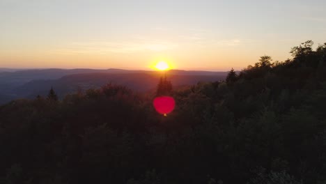 Wunderschöner-Drohnen-Sonnenuntergang-Zur-Goldenen-Stunde-Im-Berg-Mit-Fackel