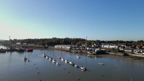 Yachten-Vor-Anker-Auf-Dem-Fluss-Medway-Kent-UK-Drohne-4K-Aufnahmen