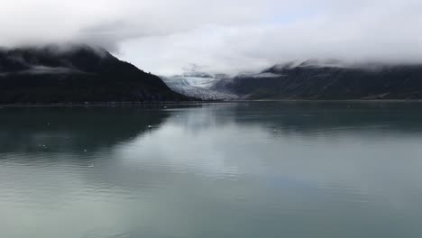Wide-shot-of-a-glacier-and-the-mountains-in-the-Glacier-Bay-National-Park,Alaska