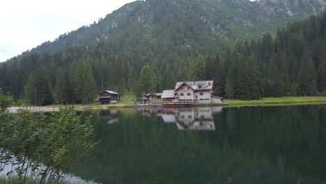 Panning-of-a-lake-house-in-the-mountains