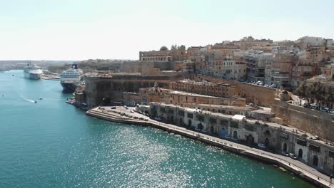 Cruise-ships-at-the-Grand-Harbour,-Valletta-city,-Malta
