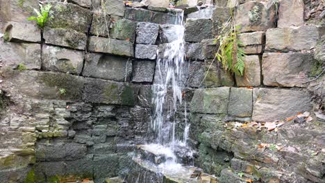 Natürlicher,-Nasser,-Herbstlicher-Wasserfall,-Der-über-Blöcke-Aus-Geschnittenem-Stein-Kaskadiert