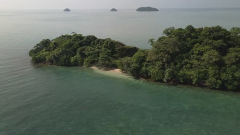 Luftdrohne-Umkreist-Kleine-Verlassene-Tropische-Insel-Im-Golf-Von-Thailand