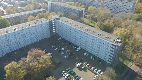 Hoher-Ausleger-Einer-Sozialwohnung-Mit-Belebtem-Parkplatz-Im-Herbst