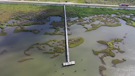 Grand-Isle-Drone-Vista-De-Un-Muelle-Largo-En-El-Golfo-De-México