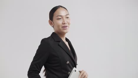Junge-Asiatische-Frau-In-Geschäftskleidung-Ist-Aufgeregt-Und-Fröhlich-Während-Eines-Online-meetings