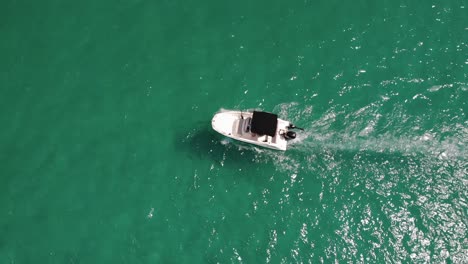 Vertikale-Antenne-überholt-Weißes-Motorboot-In-Leuchtend-Grünem-Mallorca-Wasser