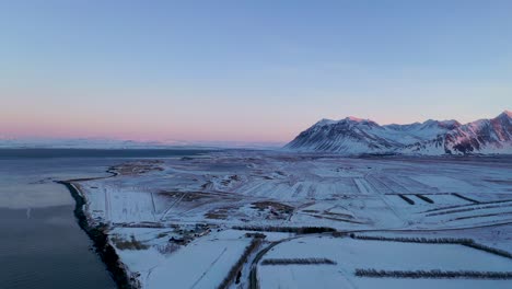 Hermoso-Paisaje-Costero-De-Islandia-Al-Atardecer-En-El-Día-De-Invierno