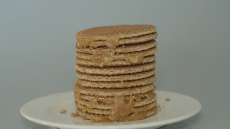 Dolly-in-of-stack-of-stroopwafels,-a-typical-dutch-cookie