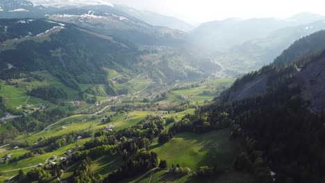 Französisches-Alpendorf-Im-Tal-An-Einem-Sonnigen-Tag,-Luftbild